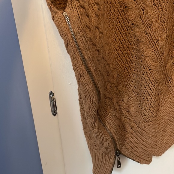 Dex poncho style sweater - Picture 3 of 8